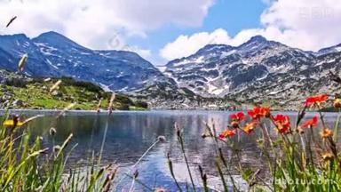 <strong>时间流逝</strong>的美丽的山景观与保加利亚皮林山的一个湖